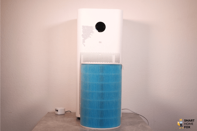 Der große walzenförmige Filter steht vor dem Xiaomi Mi Air Purifier Pro H Luftreiniger